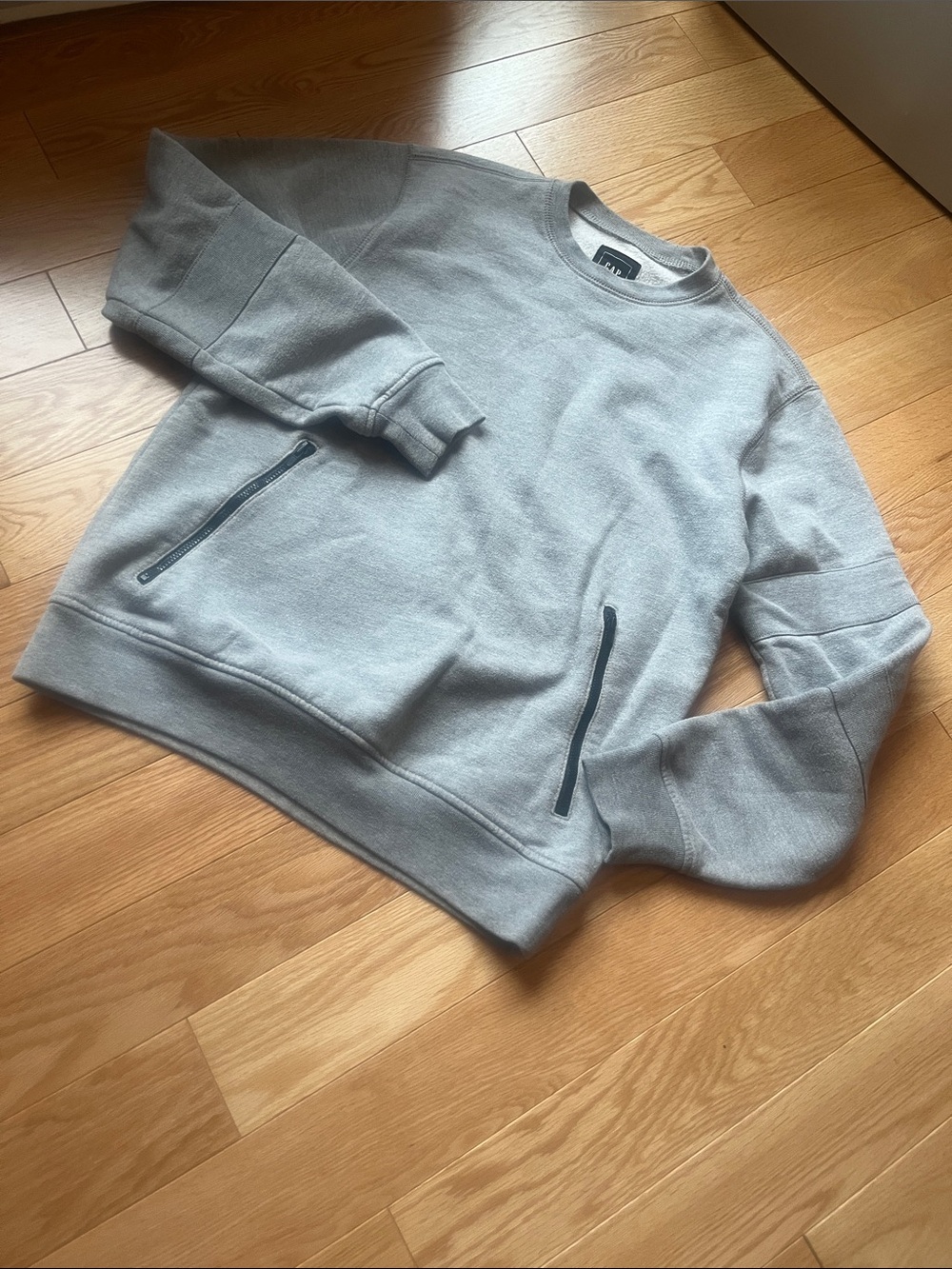 GAP boys’  Crewneck Sweatshirt in Heather Gray with Zip Pockets